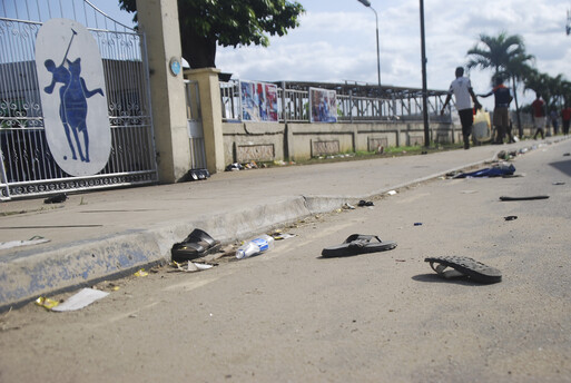 28일 사람이 깔려 숨지는 사고가 난 나이지리아 포트하코트의 폴로클럽 앞에 슬리퍼와 샌들 등 신발이 어지럽게 널려 있다. 포트하코트/AP 연합뉴스