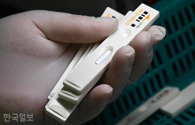 2020년 4월 3일 강원 춘천시 바이오메드 본사 생산라인에서 직원들이 신종 코로나바이러스 감염증(코로나19) 진단키트를 만들고 있다. 서재훈 기자