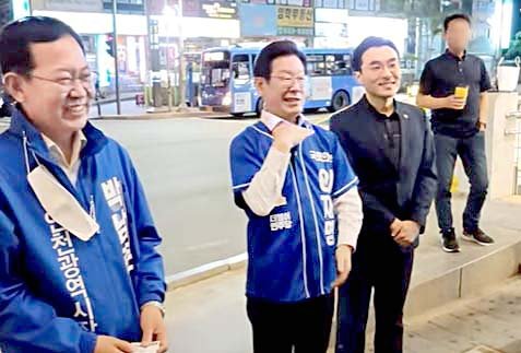 지난 23일 유세 중인 이재명 더불어민주당 인천 계양을 후보가 "정치생명이 끝난다"며 손을 목에 갖다 댔던 모습.. [유튜브 캡처]