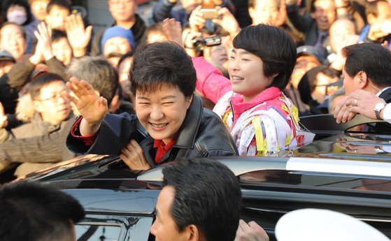2012년 3월 당시 박근혜 새누리당 비대위원장이 부산을 방문 사상구에 출마한 손수조 후보 선거 사무실을 방문 지원을 호소 하고 있다. [중앙포토]