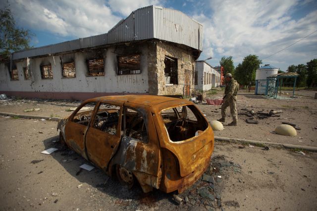 러시아군의 폭격으로 우크라이나 도네츠크주 소도시 마린카의 지역이 28일(현지시간) 폐허로 변했다. 로이터연합뉴스