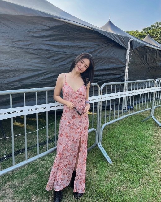 Group REDVelvet member Yeri enjoyed early summer outings.Yeri posted a picture on his 28th day with an article entitled I Love You Friends on his instagram.The photo shows Yeri who visited the Seoul Jazz Festival in 88 lawn yard of Songpa-gu Olympic Park from 27th to 29th.With Yeris festival look impressive, which matched her boots with a strap dress, it was a certification shot taken by Yeri with singer Willa Holland.Willa Holland has revealed that singers Yeri and Willa Holland, who debuted in 2018, have been close friends on several occasions.On the other hand, REDVelvet, which Yeri belongs to, acted as a mini album The Reve Festival 2022 - The Reve Festival 2022 - Feel My Rhythm in March.