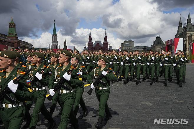 [모스크바=AP/뉴시스] 9일(현지시간) 러시아 모스크바의 붉은 광장에서 제2차 세계대전 종전 제77주년(전승절) 기념 열병식이 열려 러시아 군인들이 행진하고 있다. 2022.05.09