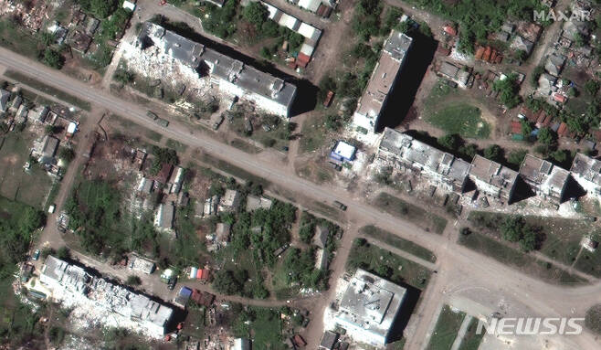 [포파스나=AP/뉴시스] 막사르 테크놀로지가 제공한 위성 사진에 지난 25일(현지시간) 우크라이나 루한스크주 포파스나의 세베로도네츠크 마을의 파괴된 건물 주변에 러시아 장갑차들이 배치돼 있다. 2022.05.28.