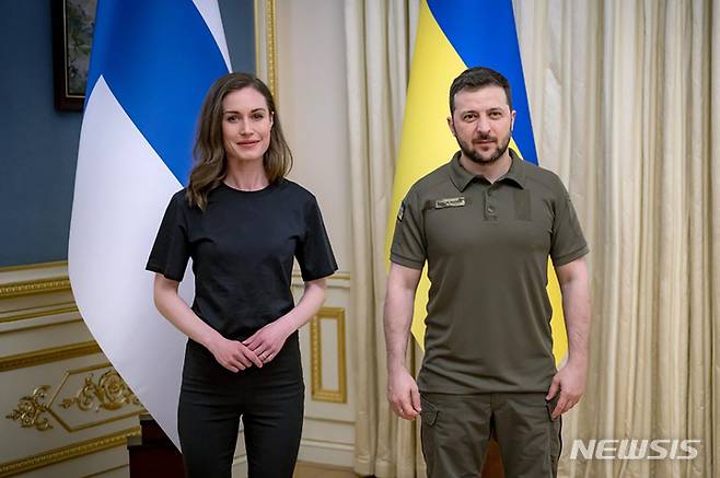 [키이우=AP/뉴시스] 볼로디미르 젤렌스키(오른쪽) 우크라이나 대통령이 26일(현지시간) 키이우를 깜짝 방문한 산나 마린 핀란드 총리와 만나고 있다. 젤렌스키 대통령은 "핀란드의 군사 지원이 큰 도움이 된다"라고 고마움을 전했다. 2022.05.27.