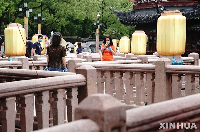 [상하이=신화/뉴시스] 중국 상하이에서 28일 코로나19 예방을 위해 마스크를 착용한 시민들이 다시 문을 연 관광명소 위위안 정원을 찾아 사진 촬영을 하며 즐기고 있다. 2022.05.29