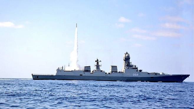 바락-8 함대공미사일이 인도 해군 구축함에서 발사되고 있다. 인도 해군 제공