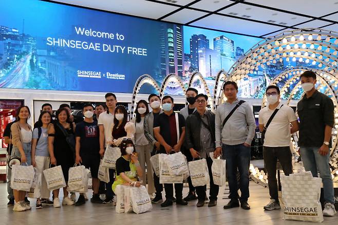 베트남 의료기기 생산업체 인센티브 관광객 약 30여명은 지난 27일 오후 3시 신세계 명동점을 방문해 쇼핑을 즐기고 돌아갔다.