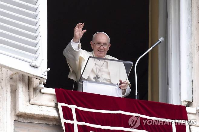 신자들에게 손을 흔드는 프란치스코 교황 (EPA=연합뉴스) 프란치스코 교황이 29일(현지시간) 로마 바티칸에서 신자들에게 손을 흔들고 있다. 재판매 및 DB금지.
