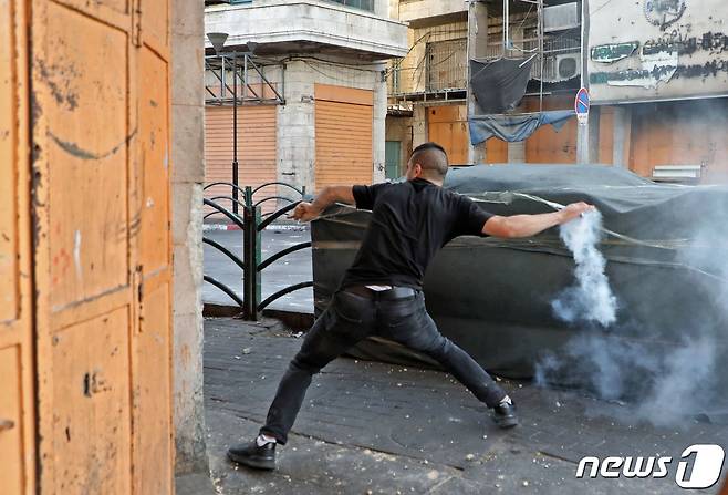 이스라엘 우파 유대인들이 29일(현지시간) 동예루살렘 구시가지를 도는 연례행사인 '깃발 행진'을 진행한 가운데 일부 시위대는 "아랍인들에게 죽음을"이라고 외쳤고, 이에 팔레스타인인들은 지붕에서 발사체를 던지는 등 이-팔 긴장이 고조됐다. © AFP=뉴스1 © News1 이서영 기자