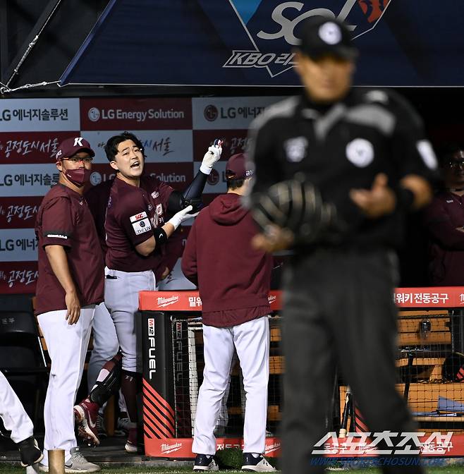 2022 KBO리그 키움 히어로즈와 LG 트윈스의 경기가 26일 잠실야구장에서 열렸다. 7회초 2사 2루 키움 전병우가 심판의 삼진판정에 항의하며 퇴장을 당하고 있다.잠실=허상욱 기자wook@sportschosun.com/2022.05.26/