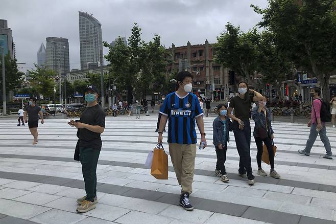 29일 중국 상하이 주민들이 마스크를 쓰고 상점들이 부분적으로 영업을 재개한 시내 쇼핑가를 오가고 있다. 상하이시는 내달 1일부터 코로나19 봉쇄를 기본적으로 풀고 '전면적 정상화'를 추진하기 시작한다. /연합뉴스