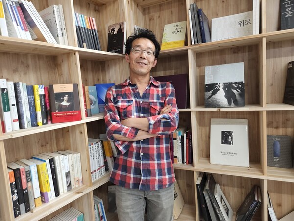 광주에서 독립서점 ‘기역책방’을 연 송기역 작가. 김용희 기자