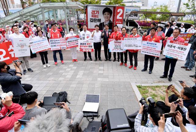 이준석 국민의힘 대표와 권성동 원내대표 겸 공동선대위원장 및 국민의힘 경기지역 지자체장 후보들이 30일 오후 경기 수원시 영통구 경기도청 신청사 앞에서 열린 경기 남부권 기초단체장 후보 공약 실천 약속 기자회견에서 필승을 외치며 기념촬영하고 있다. 수원= 오대근 기자