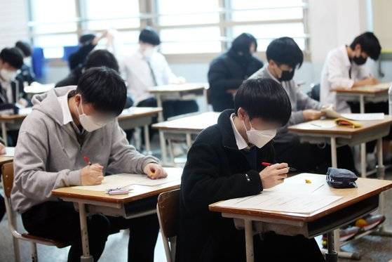 지난 3월 24일 오전 광주 서구 광덕고등학교에서 학생들이 전국에서 동시에 실시된 전국연합학력평가를 치르고 있다. 연합뉴스
