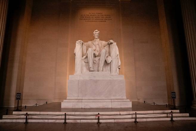 미국의 16대 대통령 에이브러햄 링컨의 대리석 석상이 29일(현지시간) 미국 워싱턴의 링컨기념관 안에서 이른 아침 햇살을 받고 있다. 워싱턴|로이터연합뉴스