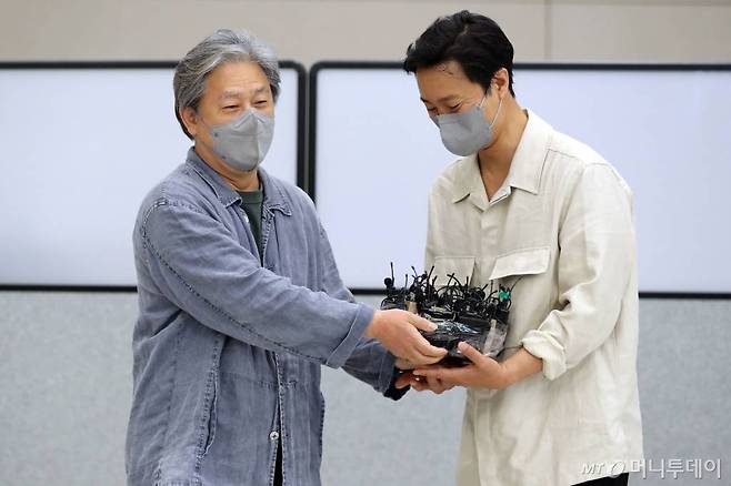 영화 '헤어질 결심'으로 제75회 칸 국제영화제에서 감독상을 수상한 박찬욱 감독, 배우 박해일이 30일 오후 인천국제공항을 통해 입국하고 있다./사진=임성균 기자 tjdrbs23@