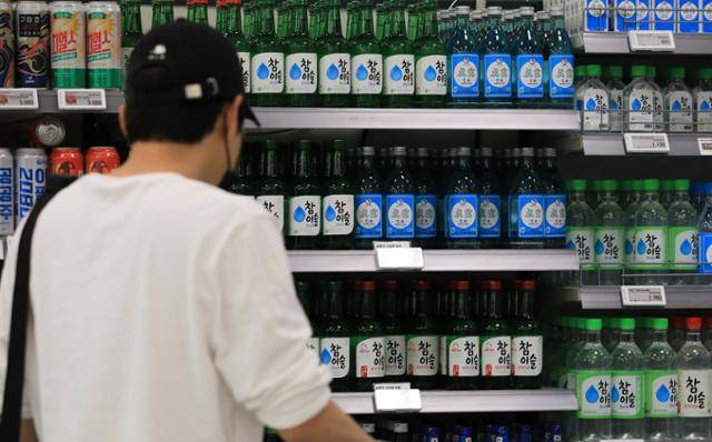 지난 16일 서울의 한 대형마트에 소주가 진열돼 있다. 참이슬·처음처럼 등 초록색 병에 담긴 무색무취의 소주는 주정에 물을 타 만든 희석식 소주다. 일품진로·화요 등 증류식 소주는 단식 증류 과정을 거쳐 더 풍미가 있고 맛이 깊다. 뉴스1