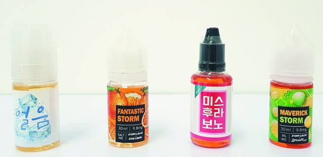 국내 시판 중인 일반담배와 궐련형·액상 전자담배의 상당수가 특정 향과 맛을 가미한 가향 담배에 해당된다. 현행법상 담배 범위에 들지 않는 연초 줄기·뿌리 추출 전자담배용 니코틴액. 국가금연지원센터 제공