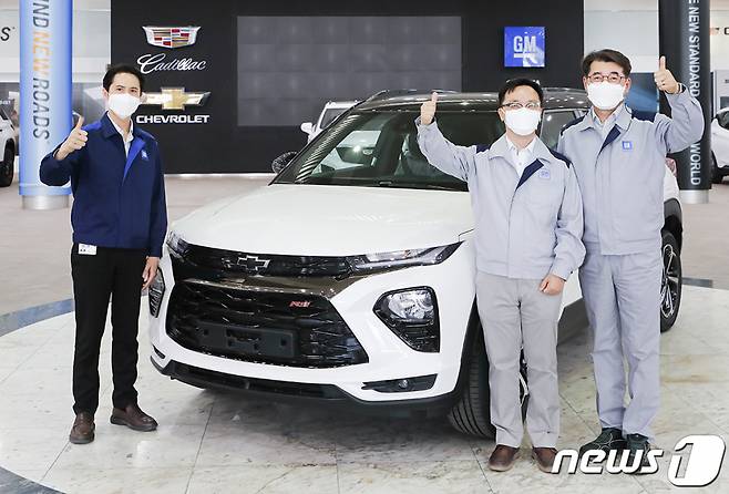 (서울=뉴스1) = 한국지엠 및 GMTCK의 쉐보레 트레일블레이저의 개발, 구매, 생산 주역들이 12일 오전 서울 자동차산업협회 그랜저볼룸에서 열린 ‘제18회 자동차의 날’ 기념식에서 동탑산업훈장, 산업통상자원부 장관 표창을 수상했다. 지난 11일 한국지엠 부평 본사 홍보관에서 한국지엠 구매부문 아누차 프라툼윙 전무(왼쪽부터), GMTCK 글로벌제품개발담당 김진홍 상무, 한국지엠 구매부문 생산부문 심상준 상무가 트레일블레이저 앞에서 기념촬영을 하고 있다. (한국지엠 제공) 2021.5.12/뉴스1