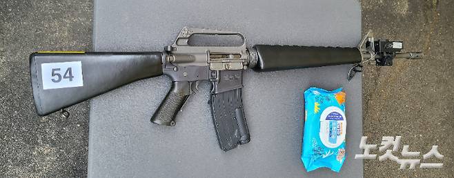 레이저 장비가 장착된 M16A1 소총. 김형준 기자
