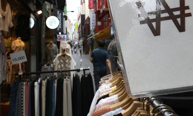 23조원 규모의 소상공인 손실보전금 지급이 시작된 30일 서울 명동거리에서 옷가게가 영업을 하고 있다. 뉴스1