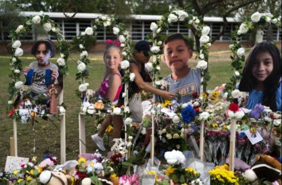 최근 초등학교 총기난사 사건으로 어린이 19명 등 21명이 숨진 미국 텍사스주 유밸디에 마련된 추모 공간의 모습. 유밸디=AP연합뉴스
