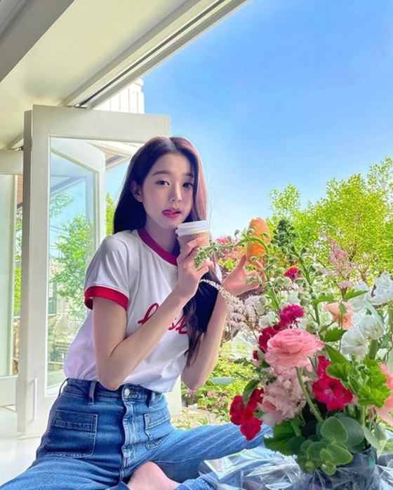 Jang Won-young posted a photo on Instagram on the 31st, saying, Bread time in the middle of working (time to eat bread while working).Meanwhile, Ive recently successfully completed her second single, LOVE DIVE (Love DIVE).