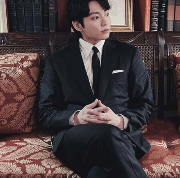 The group BTS Jungkook has refurbished Instagram.The government posted many photos on Instagram on the 1st and decorated them with chic clothes. The government uploaded pictures of chic sensibility, including photographs of suits, foreign backgrounds, and black and white lights.Previously, the government deleted all the posts on Instagram, which raised the curiosity of fans because they had been informed about self-portraits and current events through Instagram.Fans speculated that the Jungkook deleted the posts to decorate the feed with a new concept, and the Jungkook responded to the fans expectations by decorating them with new photos a day after pushing the feed.Meanwhile, BTS will return to their new album Proof on the 10th.