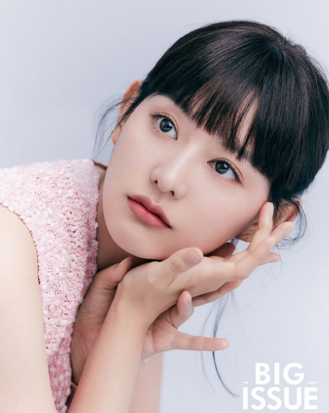 Kim Ji-won released a photo of her photo with Big Issue Korea on her SNS on the 1st. Big Issue Korea is a social enterprise created to provide work-service opportunities to Homeless.In the photo, Kim Ji-won showed a doll-like beauty with a child makeup that clearly made her eyes clear in her banghair down to the bottom of her eyebrows.Compared to the long straight hair that was shown in the recently released JTBC weekend drama My Liberation Diary, the atmosphere is very different.Kim Ji-won has recently been loved by TVN Oh Hae Young and JTBC My Uncle through Hae-yeong Parks new work My Liberation Diary, which has shown a warm eye on people.My Liberation Diary, which deals with the story of three brothers and sisters living in Sanpo City, Gyeonggi Province, has gained steady popularity by forming fandom and ended with its highest audience rating of 6.7% at Last episode on the 29th of last month.