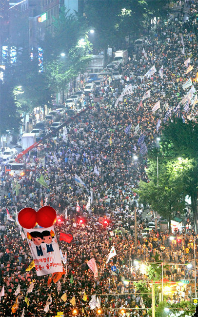 2008년 7월 5일 광우병 국민대책회의가 주최한 촛불시위 참가자들이 서울시청 앞 태평로를 가득 메운 채 행진하고 있다. 당시 20대이던 1980년대생은 이 집회의 중추였다. [동아DB]