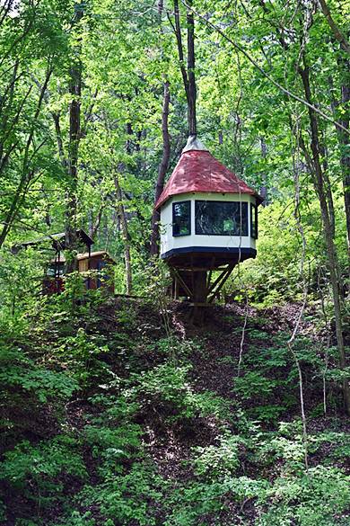 홍천 ‘나는 숲이다’의 숲속에 지어진 트리하우스. ‘나는 숲이다’의 자연과 건축물은 모두 한 사람이 30여 년 동안 가꾸고 만든 것이다. 거칠고 투박해 보이지만, 그래서 더 낭만적인 느낌이다.