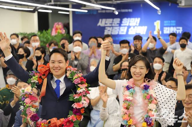 김한규 민주당 제주시을 국회의원 당선인 부부. 이인 기자