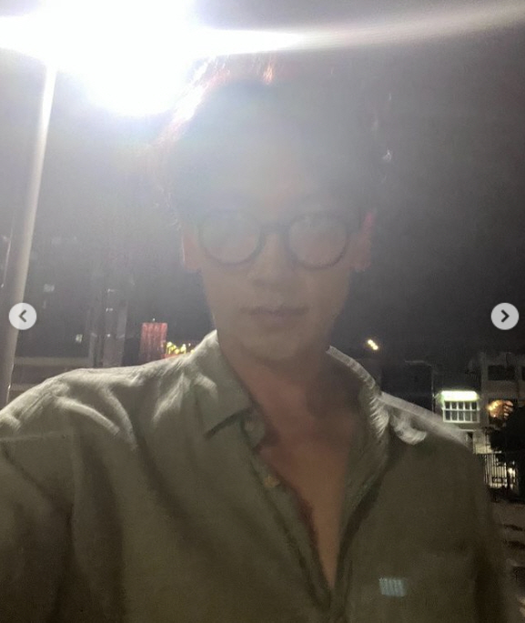 Singer Rain boasted of his evening walk.Rain posted a picture on his SNS on the 3rd with an article entitled Walking and Walking.The photo shows the Rain that left the street late at night.Rain spent a long time walking in a thin shirt in the hot weather even in the evening.Noh Hong-chul, who saw this, said, I also walked to Jurassic Park at dawn yesterday!!!!! It is a round trip to Yongsan.Meanwhile, Rain married actor Kim Tae-hee in 2017 and has two daughters.