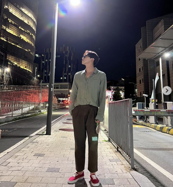 Singer Rain boasted of his evening walk.Rain posted a picture on his SNS on the 3rd with an article entitled Walking and Walking.The photo shows the Rain that left the street late at night.Rain spent a long time walking in a thin shirt in the hot weather even in the evening.Noh Hong-chul, who saw this, said, I also walked to Jurassic Park at dawn yesterday!!!!! It is a round trip to Yongsan.Meanwhile, Rain married actor Kim Tae-hee in 2017 and has two daughters.