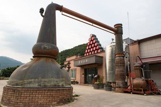 오미나라 양조장 앞에 전시된 스코틀랜드산 증류기.