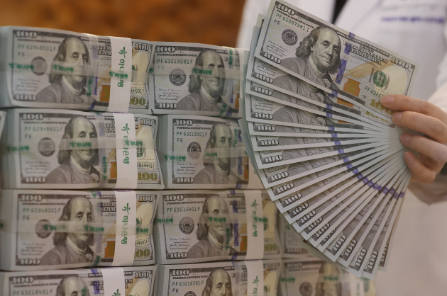 서울 을지로 하나은행 본점 위변조센터에 마련된 달러화 사진=연합뉴스