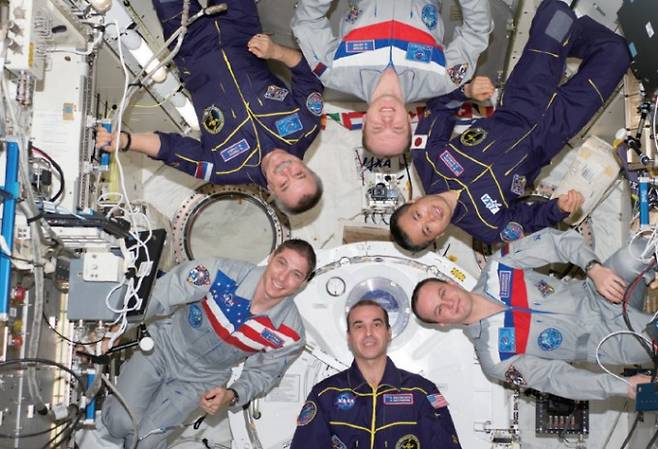 2014년 촬영한 국제우주정거장(ISS) 승무원들의 모습. ISS는 러시아와 미국, 일본 등 다양한 국가가 협력해 우주개발을 하는 협력의 상징이다. 하지만 최근 러시아의 협력 중단 소식으로 우주냉전 시대가 열릴 것이라는 예측이 나온다. NASA 제공