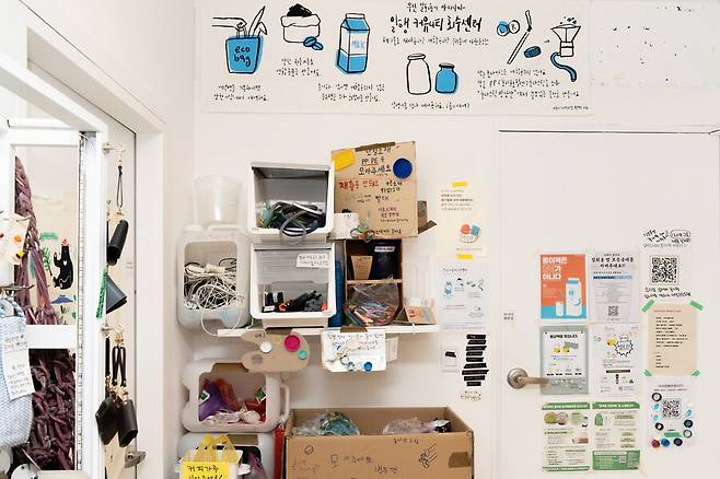 알맹상점은 커뮤니티 자원회수센터 역할도 하고 있다. 브리타 정수기 폐필터, 폐카트리지, 플라스틱 병뚜껑 등을 모아 재활용 가능한 곳으로 보낸다. 페어드스튜디오 윤지원