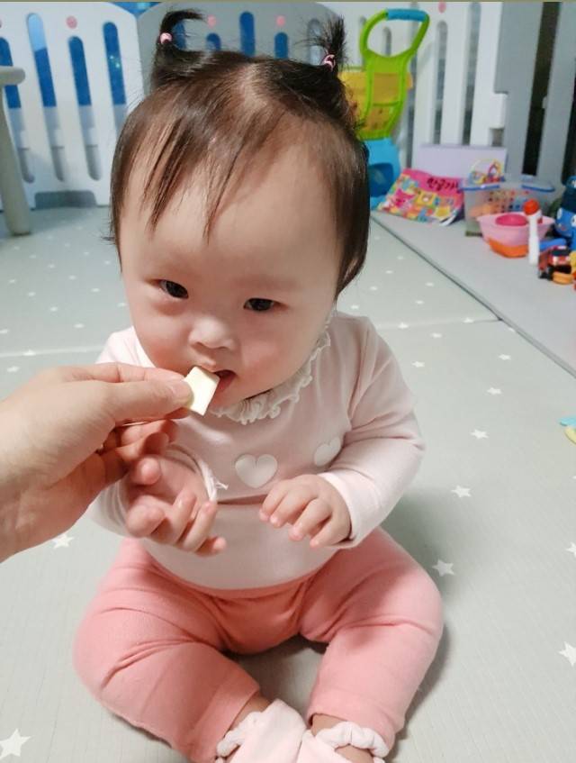 김모씨의 둘째 딸 지아(당시 2세)가 지난해 1월 처음으로 치즈를 먹는 모습./사진제공=김모씨