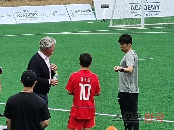 경기 종료 후 지소연과 함께 대화를 나누는 히딩크 감독과 박지성