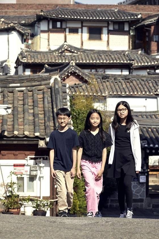 권도준·김윤슬·김세아(왼쪽부터) 학생기자가 한옥문화원을 찾아 한옥에 대해 배우고, 계동길을 걸으며 현대적으로 진화한 한옥들을 둘러봤다.