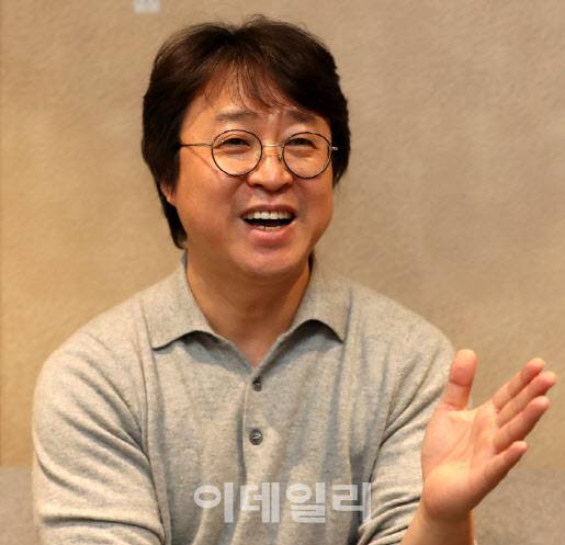 박재현 람다256 대표는 포항공대에서 전산 분야를 전공하고, 삼성전자에서 삼성페이 등을 개발한 IT 전문가다. 2019년 3월에 람다256 대표에 취임했다. 람다256은 표준우주모형 람다CDM(lambda CDM)에서 우주 미지의 에너지를 상징하는 ‘람다(그리스어 Λ)’와 해시 알고리즘 ‘SHA-256’에서 착안한 명칭이다. 블록체인의 강력한 힘과 256비트의 무한한 가능성을 상징한다. △포항공대 석사(객체지향 데이터베이스) △현대전자 선임연구원 △현대정보기술 책임연구원 △에이젠텍 대표이사 △와이즈프리 대표이사 △씽크프리 CTO(상무) △삼성전자 무선사업부 상무이사 △SK텔레콤 전무이사 △람다256 대표 (사진=방인권 기자)