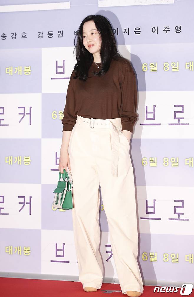 Seoul=) = Actor Im Soo-jung has her bangs down and has produced a mature mood.Im Soo-jung attended the VIP premiere of the movie Broker at CGV Seoul Yongsan on the afternoon of the 2nd to support actor Kang-Ho Song.He appeared in a brown top and loose cream pants.Im Soo-jung attracted attention with her clean watery skin, which is not a single blemish in natural makeup as an actress during the representative of Korea.In particular, he showed a mature yet sophisticated feel with long wave hair without bangs. He showed off his beauty as long as he was in his 20s at 44 years old.Meanwhile, Im Soo-jung appeared in the TVN drama Melancholia, which last December, and is about to release the movie Spider, which was breathing with Kang-Ho Song.
