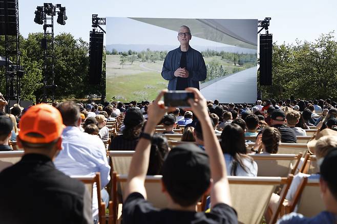 팀 쿡 애플 최고경영자(CEO)가 6일(현지 시각) 미국 실리콘밸리 쿠퍼티노 애플파크에서 세계개발자컨퍼런스(WWDC)를 열고 무대에 오르기 앞서 영상으로 먼저 인사하고 있다. /연합뉴스