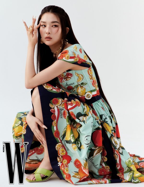 A pictorial by REDVelvet Seulgi has been released.Seulgi, who showed romantic and intensely contradictory charm through this picture.He introduced a variety of styling, wearing an earring with multi-color crystals and a cross logo bracelet in a tomato print crooked crop T-shirt, a symbol of Italian food culture.Seulgi also matched a Pushua color knit bucket hat, Pushua clog and a bold earring to a dress with a witty BRED pattern on a pink base.Seulgi also perfected a Squareneck poplin dress with orange and lemon prints, a light blue Square pop slide, and he perfected a white and blue-colored Maiolica print shirt inspired by Sicily traditional pottery.He boldly drew attention by digesting makeup with thick eyebrows and intense color.
