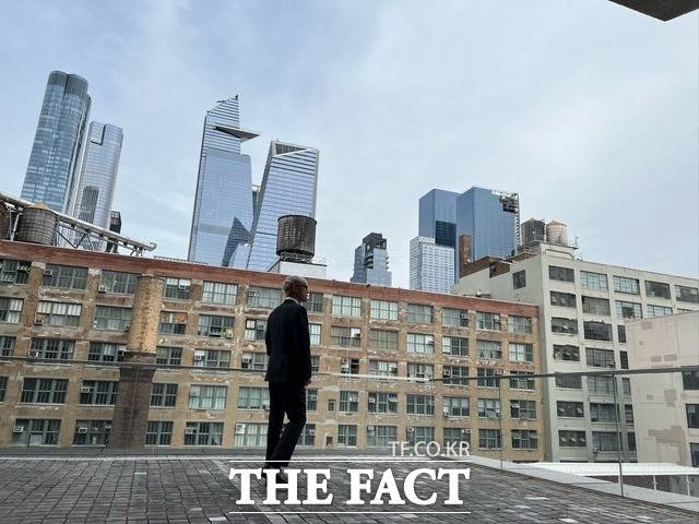 뉴욕을 배경으로 인간 최승현의 모습을 담고 있는 탑. 탑 측 관계자는 해당 콘텐츠에 대해 "가수로서의 모습과 배우이자 한 인간 최승현으로서의 모습이 담겨질 예정"이라고 귀띔했다. /더팩트 독자 제공