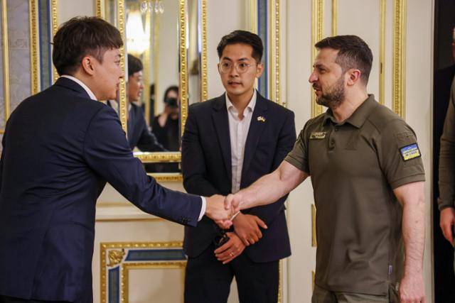 이준석 국민의힘 대표가 6일 우크라이나 모처에서 볼로디미르 젤렌스키 우크라이나 대통령과 만나 악수하고 있다. 국민의힘 제공