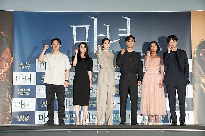 From left: Director Park Hoon-jung, actors Shin Shi-a, Seo Eun-soo, Jin Goo, Jo Min-soo and Sung Yoo-bin pose after a press conference for “The Witch: Part 2. The Other One” held at CGV Yongsan on Tuesday. (NEW)