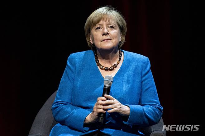 [베를린=AP/뉴시스] 앙겔라 메르켈 전 독일 총리가 7일(현지시간) 베를린 앙상블 극장에서 '그래서 내 조국은 무엇인가'를 주제로 한 질문에 답변하고 있다. 2022.06.08.